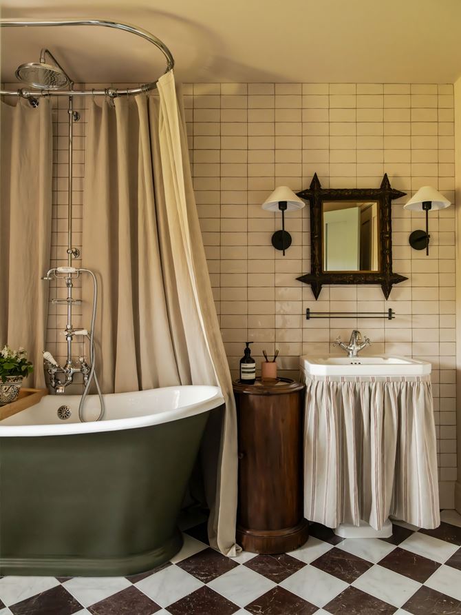 Łazienka w stylu rustykalnym z wolnostojącą, zieloną wanną