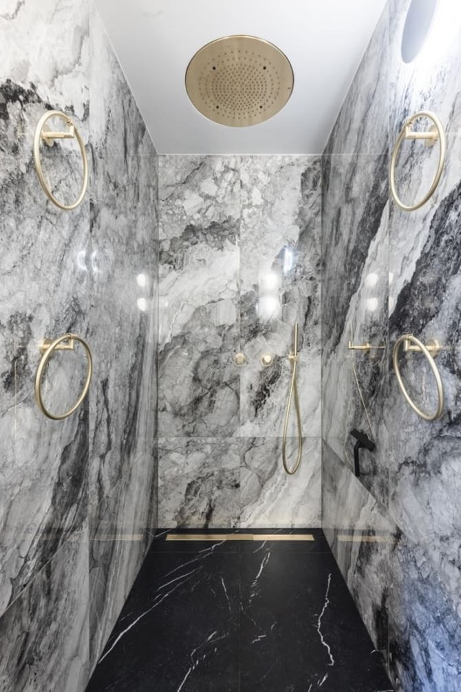Marmurowe płytki w łazience. Proj. masz.design_fot. Adam Burdyło.jpg