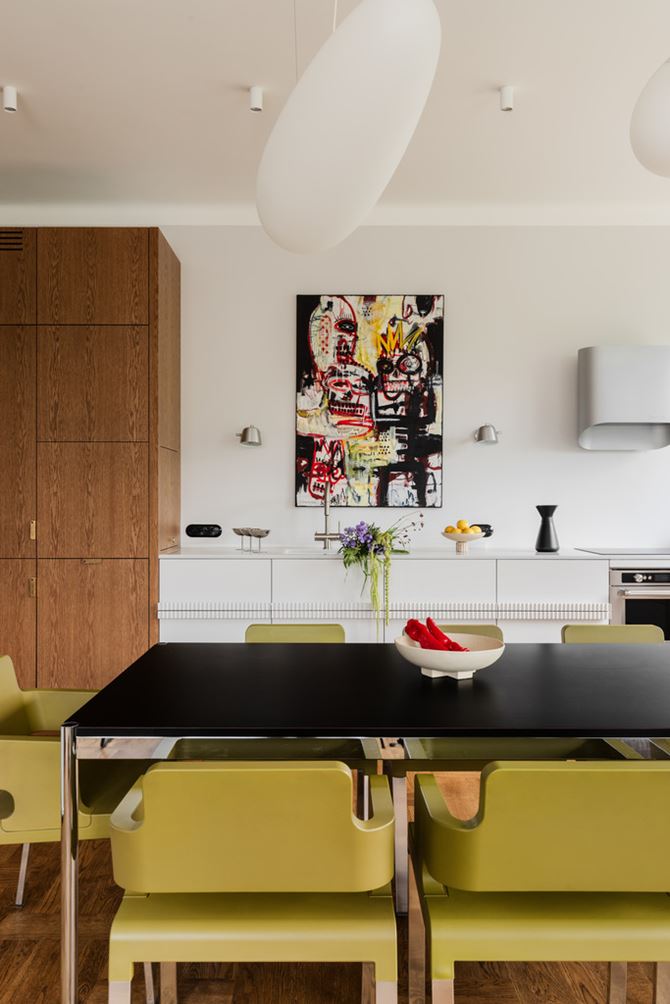 jadalnia-z-kolorowymi-krzeslami-projekt-FUGA-Architektura-Wnętrz