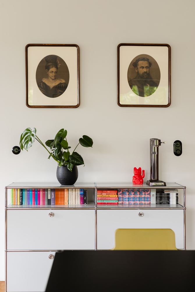 obrazy-nad-komoda-w-salonie-projekt-FUGA-Architektura-Wnętrz