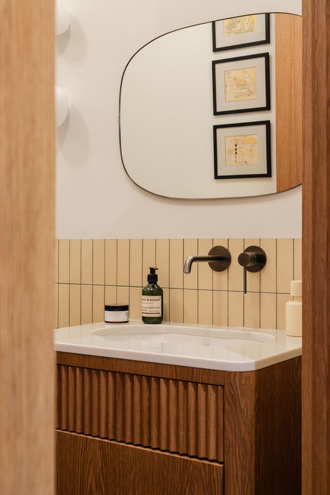 male-kremowe-plytki-w-lazience-projekt-FUGA-Architektura-Wnętrz