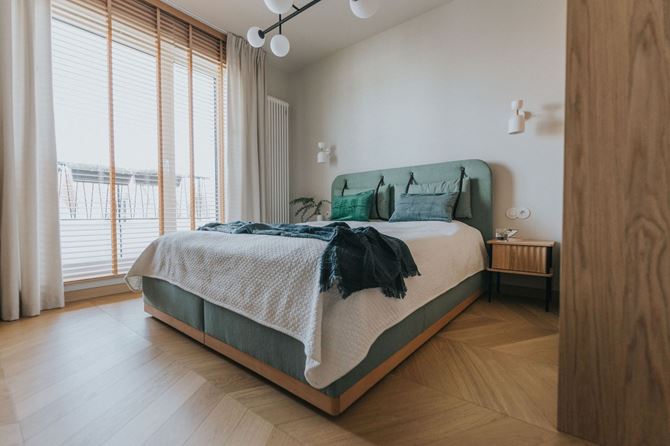 Biało-zielona sypialnia z drewnem, projekt TYMA PROJEKT