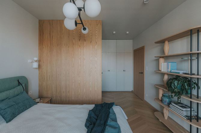 Sypialnia z asymetrycznym, ażurowym regałem, projekt wnętrz TYMA PROJEKT