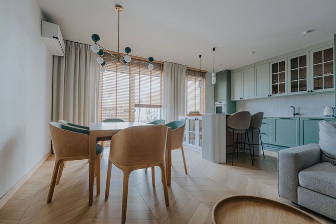 Jadalnia z giętymi fotelami z drewna, realizacja TYMA PROJEKT