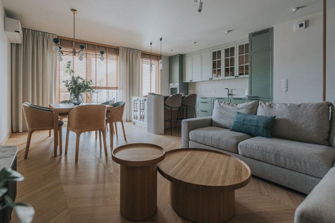 Salon z jadalnią w ciepłym drewnie, projekt TYMA PROJEKT