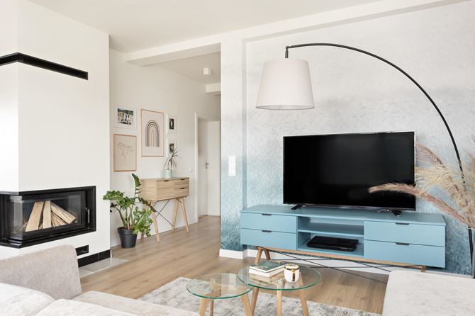 Salon z kominkiem i telewizorem