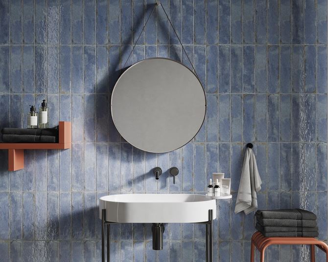 Niebieska łazienka w cegiełkach