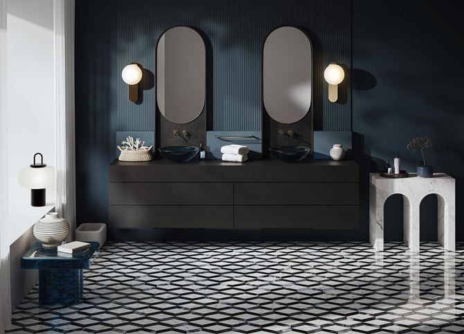 Granatowa łazienka z czarno-białą mozaiką