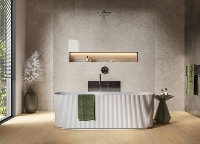 Beżowy kamień i drewno w dużej łazience z ryflowaną wanną