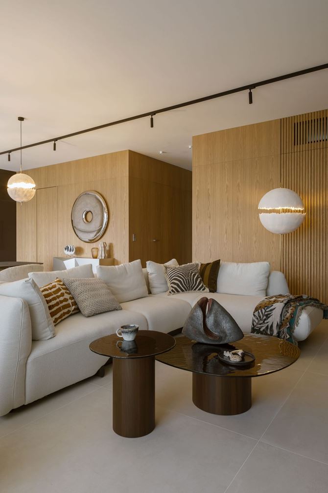 Nowoczesny salon z jasnymi meblami. Projekt HOLA Design.jpg
