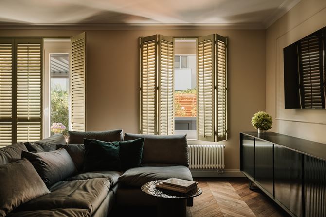 Oliwkowe okiennice w salonie. Projekt Pracownia Buduar,  Zdjecia-Migdał Studio (19)-min.jpg