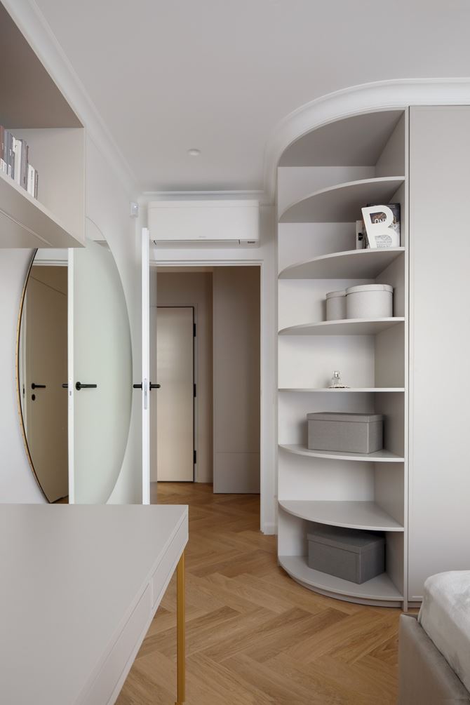 Otwarte półki w sypialni. Projekt Kaim work.jpg