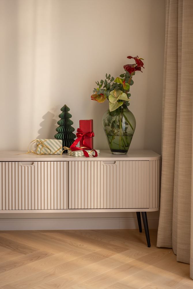 Ozdoby bożonarodzeniowe w salonie . projekt Decoroom fot. Pion Poziom.jpg