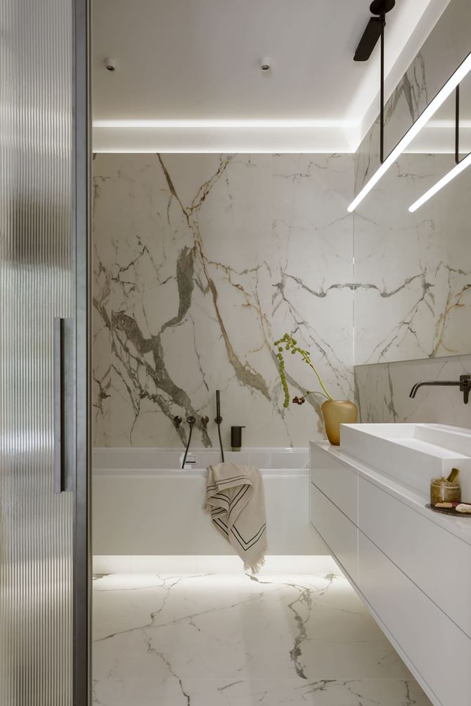 Płytki jak marmur w łazience. Projekt HOLA Design. Fot. Yassen Hristov.jpg