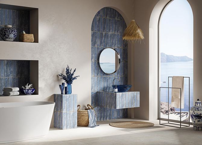 Beżowo-niebieska łazienka z dużym oknem