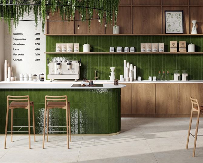 Drewno i zielone cegiełki w aranżacji kawiarni