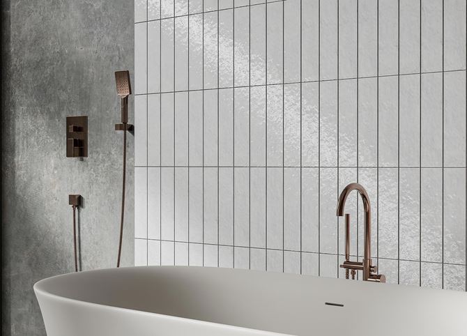 Ciemny beton i białe cegiełki w wykończeniu ściany w łazience