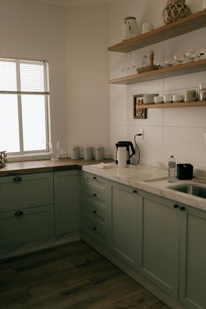 Pastelowa, skandynawska kuchnia z drewnem