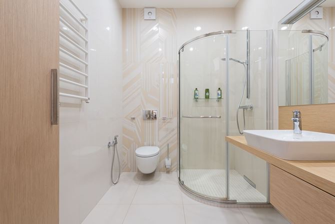 Łazienka w hotelu z narożną kabiną prysznicową