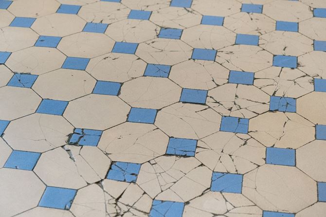 Usuwanie uszkodzony płytek ceramicznych