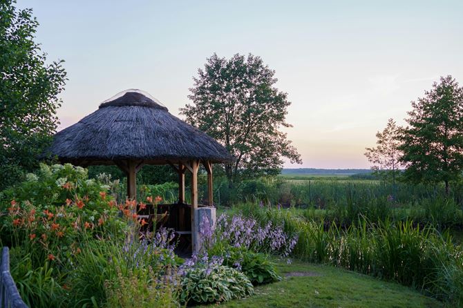 Jak urządzić ogród: pomysł na ogród z altaną krytą strzechą