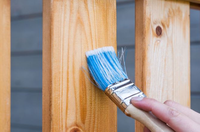 Impregnowanie drewnianej balustrady przed zimą