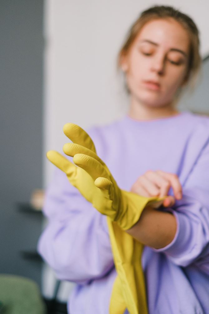 Przy pracy ze środkami chemicznymi należy zachować szczególną ostrożność