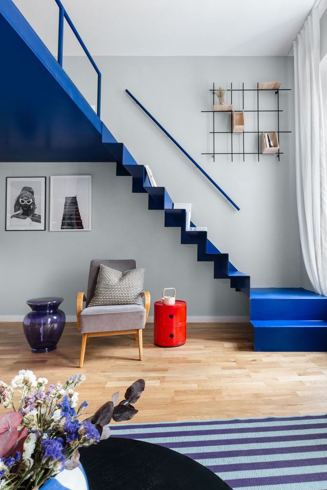 Salon z antresolą i schodami w kolorze ultramaryny