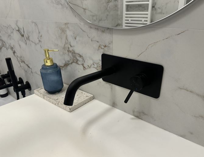 podynkowa bateria umywalkowa w czarnym kolorze- kadr.jpg