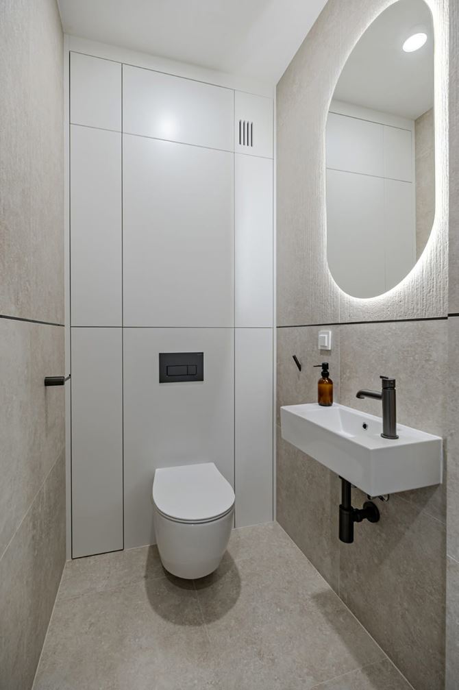 Pomysł na małą toaletę z lustrem led.jpg