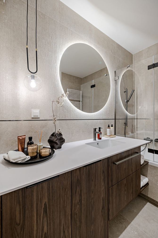 Projekt łazienki z drewnianą szafką..jpg