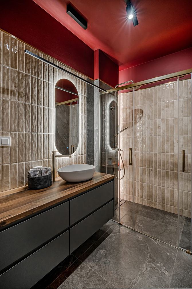Projekt łazienki z małymi kaflami i bordowym sufitem. Realizacja Deer Design_fot. Zagórny Studio (4).jpg