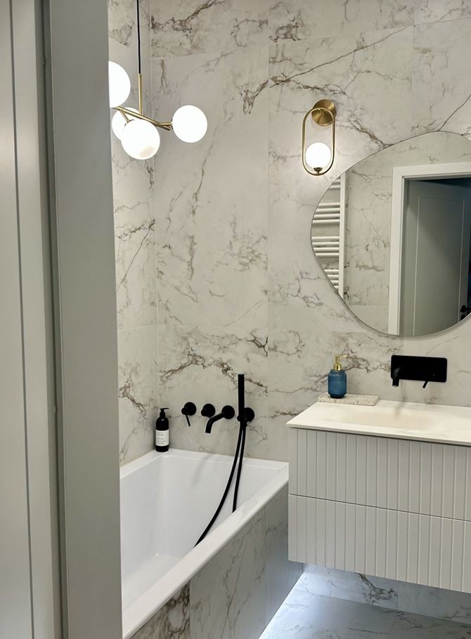 projekt łazienki z wanna w zabudowie-kadr.jpg