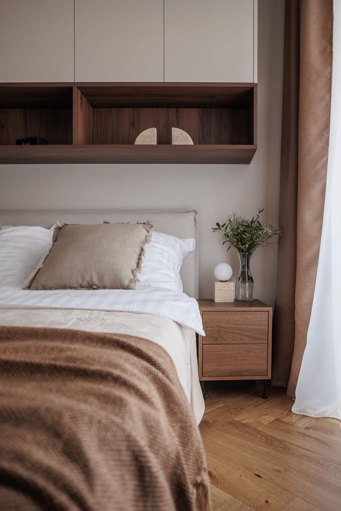 Fragment stylowej sypialni z ciemnym drewnem, projekt Decoroom fot.Marek Koptynski