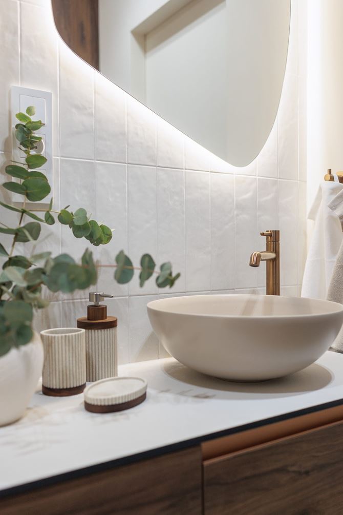 Strefa umywalkowa z miedzianą baterią, projekt Decoroom fot.Marek Koptynski