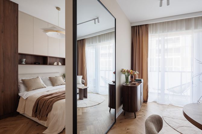 Sypialnia ukryta za lustrzanymi drzwiami, projekt Decoroom fot.Marek Koptynski