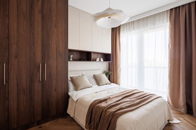 Sypialnia z elementami mid century modern projekt Decoroom fot.Marek Koptynski