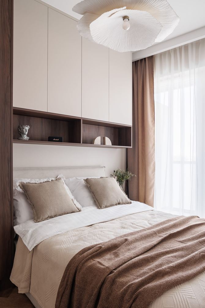 Sypialnia z lampą w ksztalcie kwiatu, projekt Decoroom fot.Marek Koptynski 