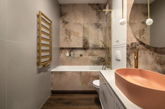 Łazienka z wanną i koralowymi akcentami, projekt Decoroom