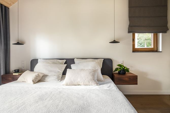 Projekt jasnej sypialni z oknem - projekt Decoroom fot. Kamila Markiewicz-Lubańska-Wnętrza w Obiektywie  (9)-min.jpg