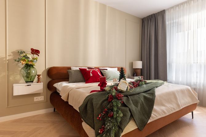 Przytulna sypialnia na święta.Projekt Decoroom fot. Pion Poziom.jpg
