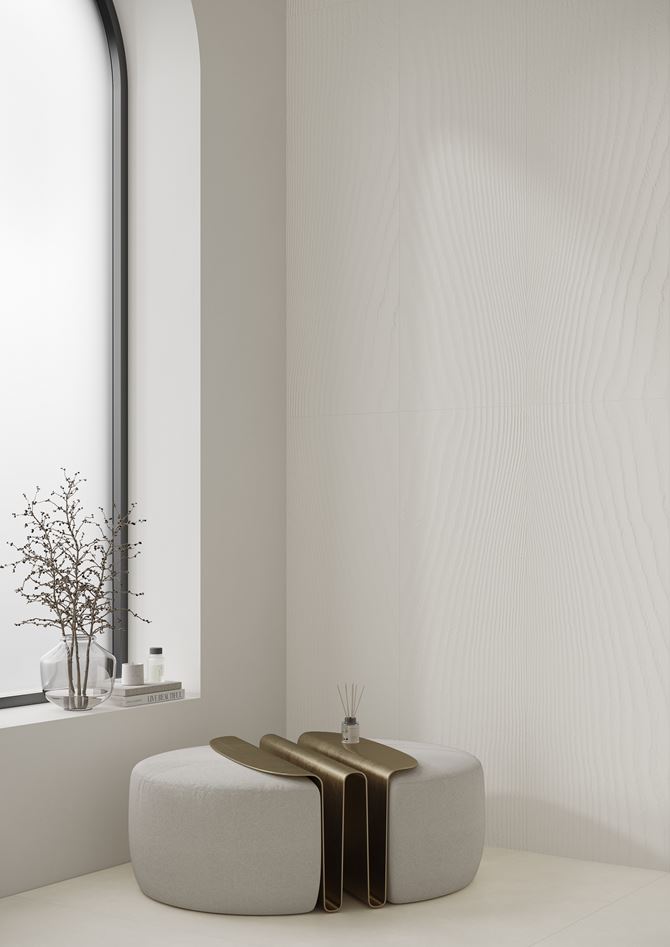 Detal białych płyt w łazience z oknem