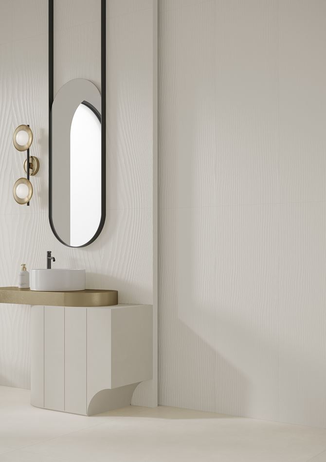 Białe, strukturalne płytki w wykończeniu łazienki