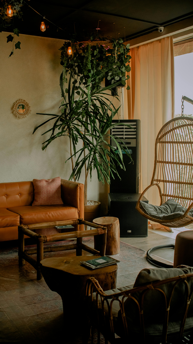 Salon w stylu boho z meblami z naturalnego drewna, bambusa i rattanu.png