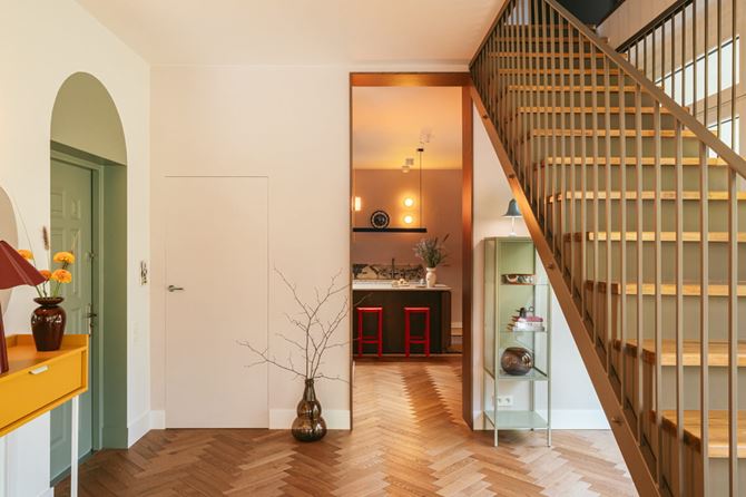 Strefa wejściowa i klatka schodowa. Projekt.Hanna Pietras Architect. Fot.KRONIKI.jpg