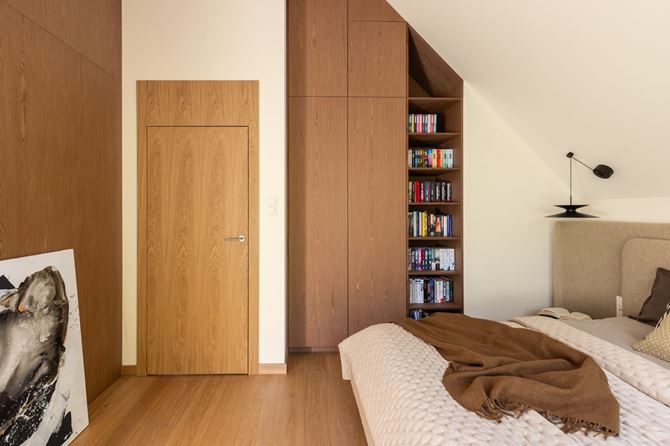 Zabudowa w sypialni na poddaszu. Projekt Decoroom, fot. Marta Behling, Pion Poziom (18).jpg