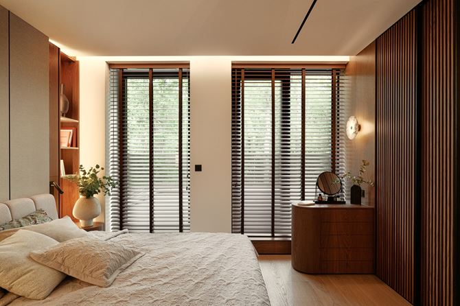 Sypialnia z komodą drewnianą, projekt SAAN Architects.jpg