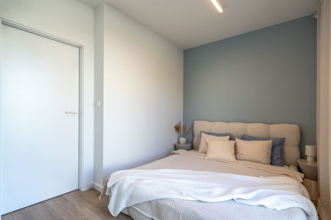 Sypialnia z niebieskim akcentem, projekt Decoroom fot Anna Staniszewska, Studio Aspekt.jpg