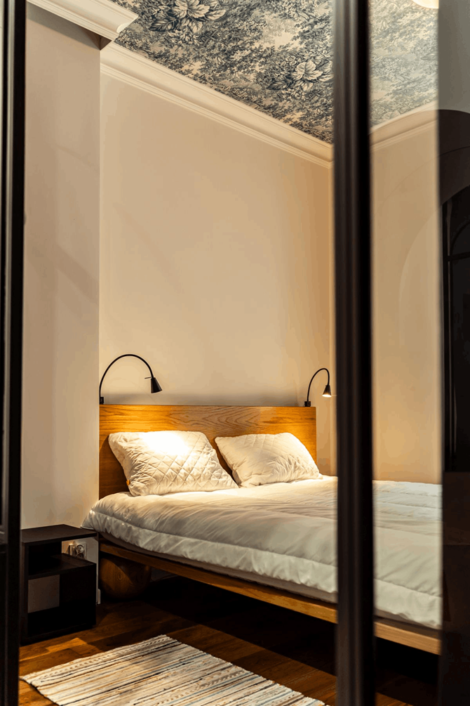 Sypialnia z tapetą na suficie, projekt Kovvalskiej.png