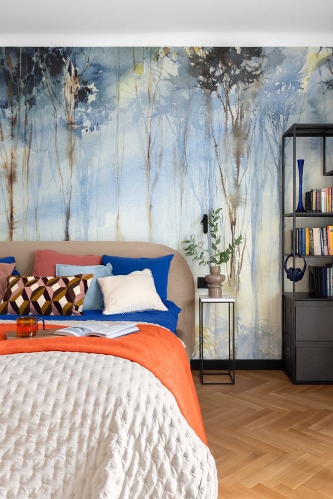 Sypialnia z tapetą za łóżkiem. Fot. Pion Poziom-min.jpg